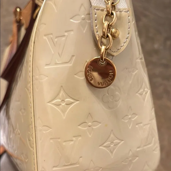 AUTHENTIC- Louis Vuitton Brea MM in Blanc Corail Vernis - Picture 7 of 15